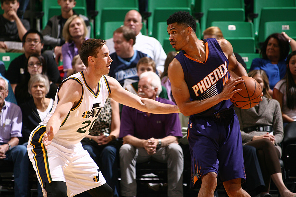 显得有些措 显得有些措